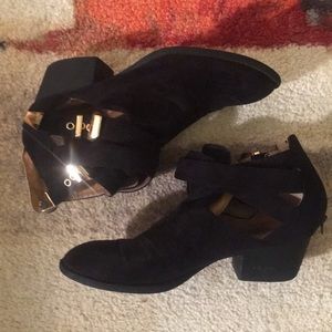 Peephole Fall Suedish Booties